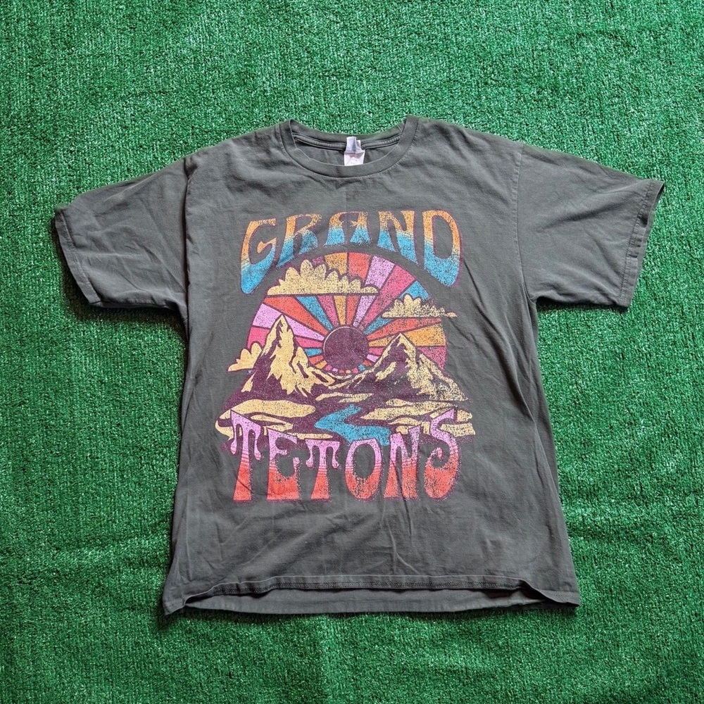 Grand Tetons Olive Green Sunburst
Souvenir Tee Size Large